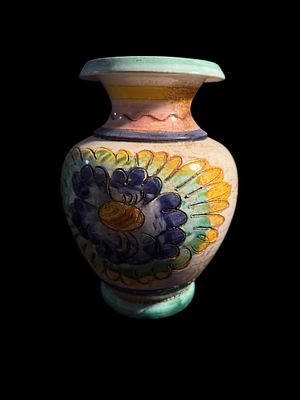 Vaso in Porcellana. Porcellana a baluster, floreale, XX sec. Probabile produzione europea.