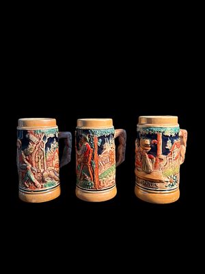 Lotto di 3 boccali birra ceramica decorata. 3 boccali ceramica smaltata, scene popolari