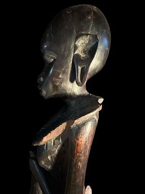 Scultura africana in legno scolpito. Femminile, abito/acconciatura tipici, altezza 25 cm, XX