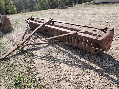 Brillin Cultipacker W/ Center Bearing 4" axel. This Brillion cultipacker is a solid older field 