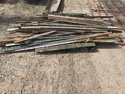 Pallet of 4' T posts. This pallet of 4' T-posts is a useful lot for fencing, garden work 
