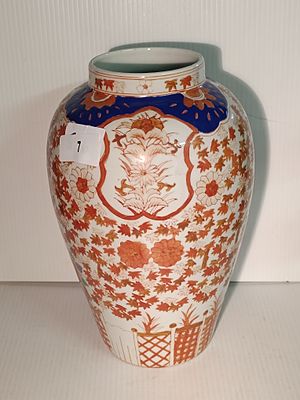 ANTIQUE JAPANESE IMARI STYLE PORCELAIN VASE - APPROX.33 CM