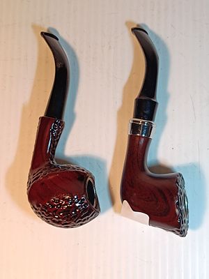 2 VINTAGE ELEGANT PIPES
