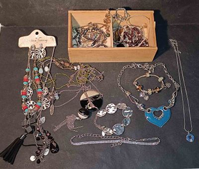 LARGE QTY OF COSTUME LADIES JEWELRY