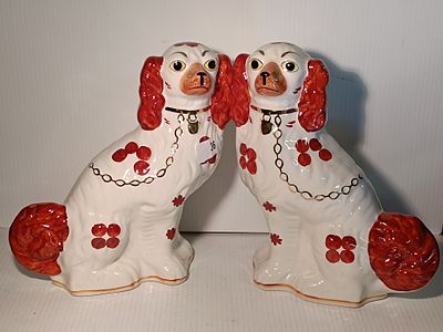 PAIR OF VINTAGE STAFFORDSHIRE STYLE CERAMIC DOG MANTLE FIGURINES -AS SEEN