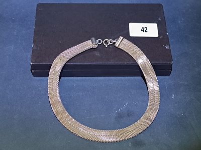 A Yellow-Toned Woven Mesh-Link Choker Necklace