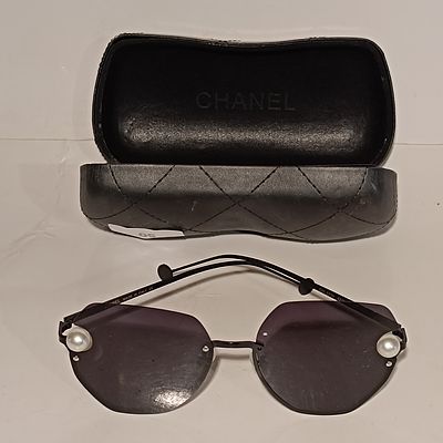 A Luxury Chanel Style Cat-Eye Sunglasses And Branded Case