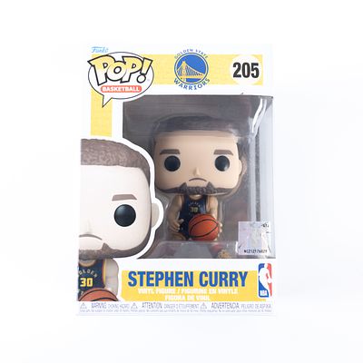 פופ של סטפן קרי במדי Golden State Warriors עם כדור ביד