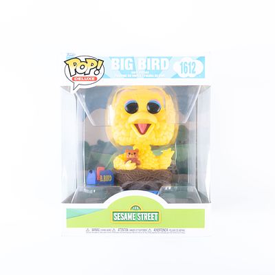 פופ של ביג בירד מתוך Sesame Street כשהוא יושב בקן עם הדובי שלו