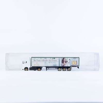 משאית מיניאטורית עם נגרר Bitburger. דגם משאית עם נגרר, כולל מיתוג Bitburger, מוצג בתוך מארז 