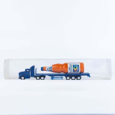 משאית מיניאטורית עם נגרר שטוח Blankenburger ACE. דגם משאית עם נגרר שטוח הנושא בקבוק 