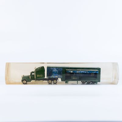 משאית מיניאטורית עם נגרר ותצוגה Bitburger. דגם משאית עם נגרר ותצוגת שירות, כולל מיתוג Bitburger 