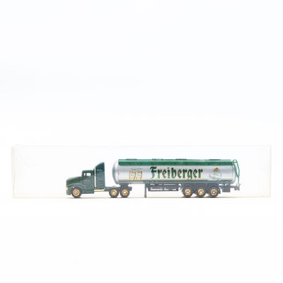 משאית מכלית מיניאטורית Freiberger. דגם משאית מכלית עם מיתוג Freiberger, מוצג בתוך מארז פלסטיק שקוף.
