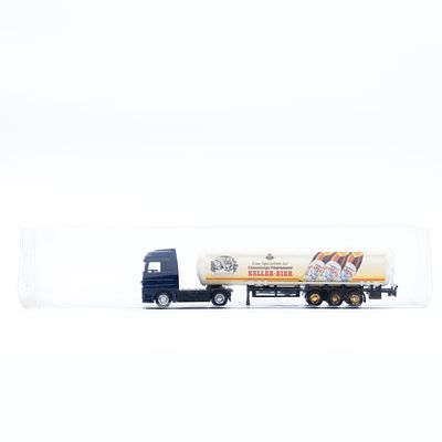 משאית מכלית מיניאטורית Keller Bier. דגם משאית מכלית עם מיתוג Keller Bier, מוצג בתוך מארז פלסטיק שקוף.