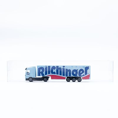 משאית מיניאטורית עם נגרר Richinger. דגם משאית עם נגרר, כולל מיתוג Richinger, מוצג בתוך מארז 
