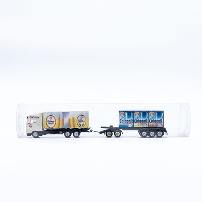 משאית מיניאטורית עם נגרר כפול Gilde ו-Calgonit. דגם משאית עם נגרר כפול, כולל מיתוג Gilde 