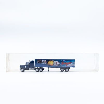 משאית מיניאטורית עם נגרר Binding Lager. דגם משאית עם נגרר, כולל מיתוג Binding Lager, מוצג בתוך 
