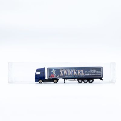 משאית מיניאטורית עם נגרר Zwickel. דגם משאית עם נגרר, כולל מיתוג Zwickel, מוצג בתוך מארז פלסטיק שקוף.
