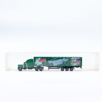 משאית מיניאטורית עם נגרר Ariel. דגם משאית עם נגרר, כולל מיתוג Ariel, מוצג בתוך מארז פלסטיק שקוף.