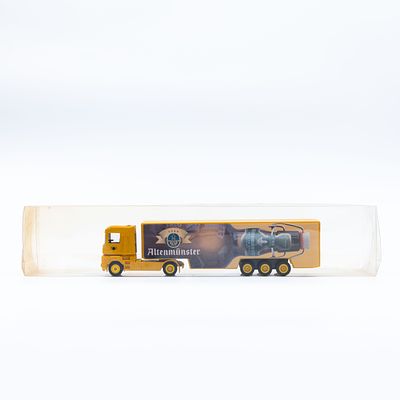 משאית מיניאטורית עם נגרר Altenm&uuml;nster. דגם משאית עם נגרר, כולל מיתוג Altenm&uuml;nster, מוצג 