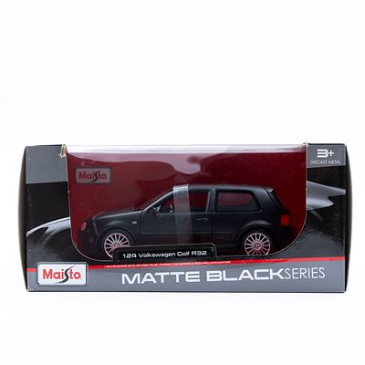 רכב מיניאטורי Volkswagen Golf R32 Maisto Matte Black. דגם רכב Volkswagen Golf R32 בקנה מידה 1:24 