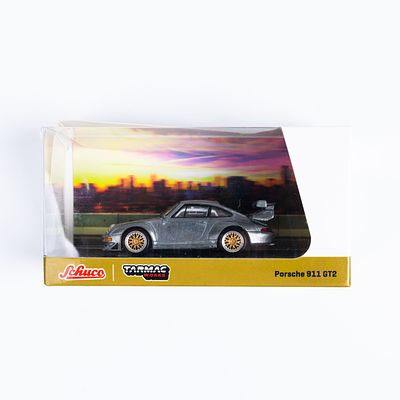 רכב מיניאטורי Porsche 911 GT2 מבית Schuco x Tarmac Works. דגם אספנות איכותי של Porsche 911 GT2 