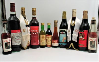 אחד עשר בקבוקי יין שונים תוצרת ישראל. יין מונטיפיורי אדום יבש מיוצר וממולא על ידי ה'כורמים' 