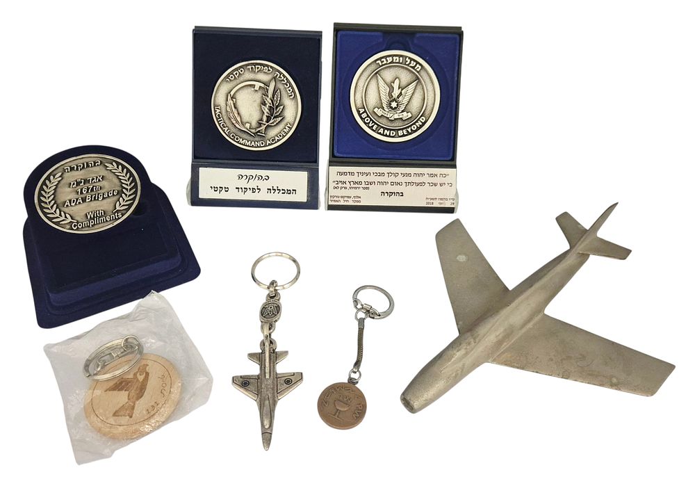 אוסף מדליות ומחזיקי מפתחות ומטוס ברזל גדול של יונתן אטקס (1935 – 2024) שהיה טייס חיל האוויר 