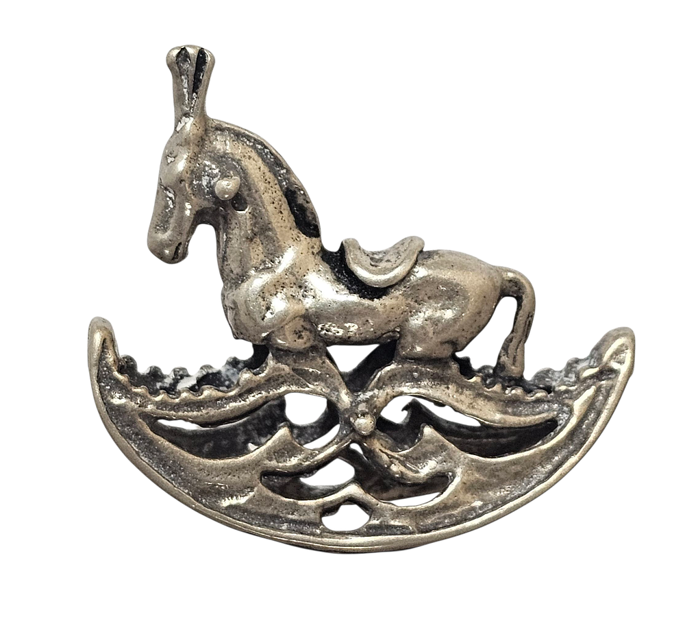 סוס נדנדה איטלקי מינאטורי, עשוי כסף. 
מצב שמור וטוב. 
משקל: 9.15גרם 
מידות: רוחב 4ס"מ 