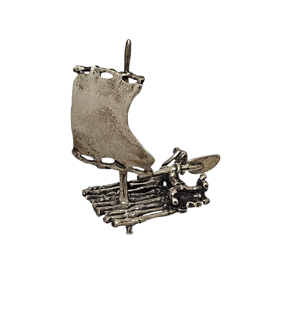 רפסודה מינאטורית עם מפרש, עשויה כסף 800 מאיטליה. 
מצב שמור וטוב. 
משקל: 12.12גרם 
מידות: 