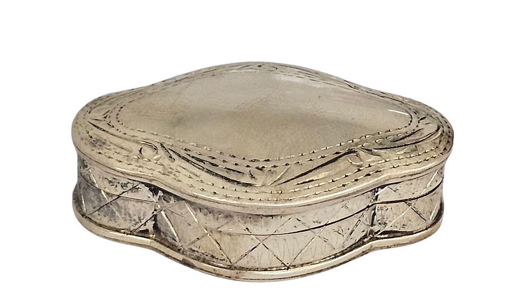 שמק טבק איטלקי עשוי כסף 925 במרכזו ניתן לחרוט שם וסביב חריטות גאומטריות. 
מצב שמור וטוב. 