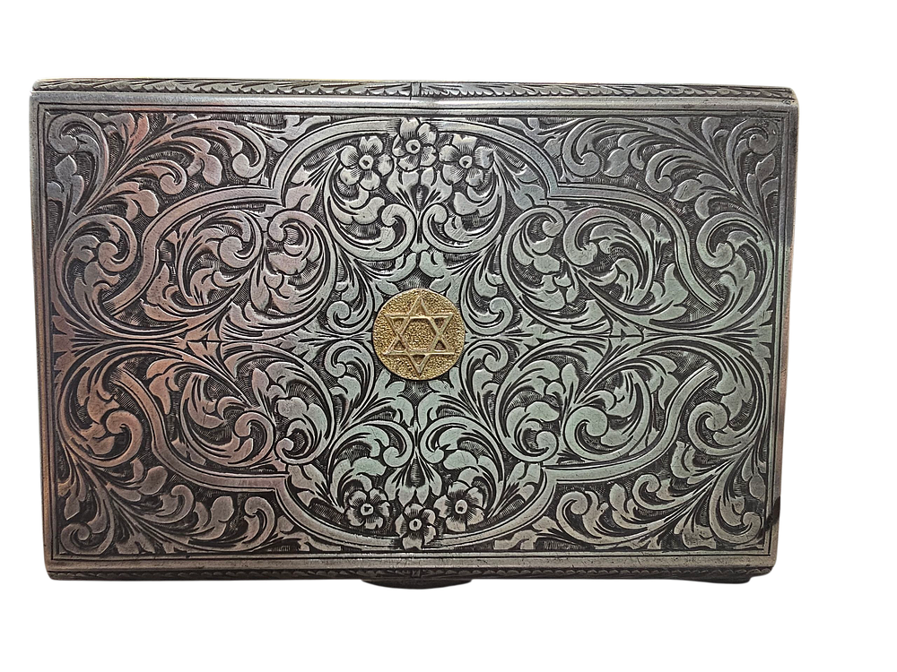 קופסת סיגריות איטלקית עתיקה עשויה כסף 800 , במרכה מגן דוד מוזהב, מעוטר חריטות גאומטריות 