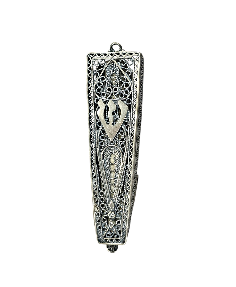 בית מזוזה מפואר עשוי כסף סטרלינג 925, חתום - עבודת פיליגרן ידי אמן . 
נושא קלף מקורי . מצב 