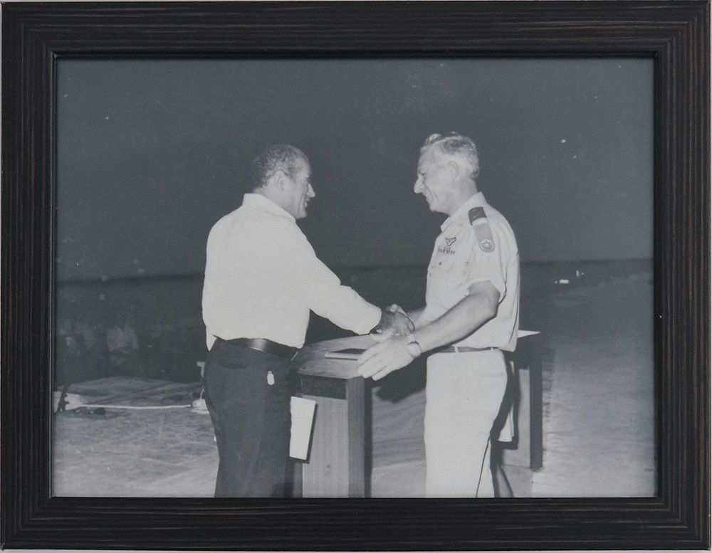 Photograph of air force commander Amos Lapidot giving certificate of excellence to pilot 