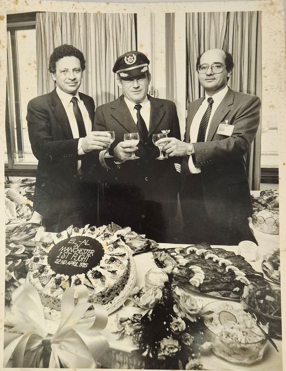 צילום גדול של טיסה ראשונה של חברת אל על למנצ'סטר 1985, במרכז הקברניט יונתן אטקס (1935 – 