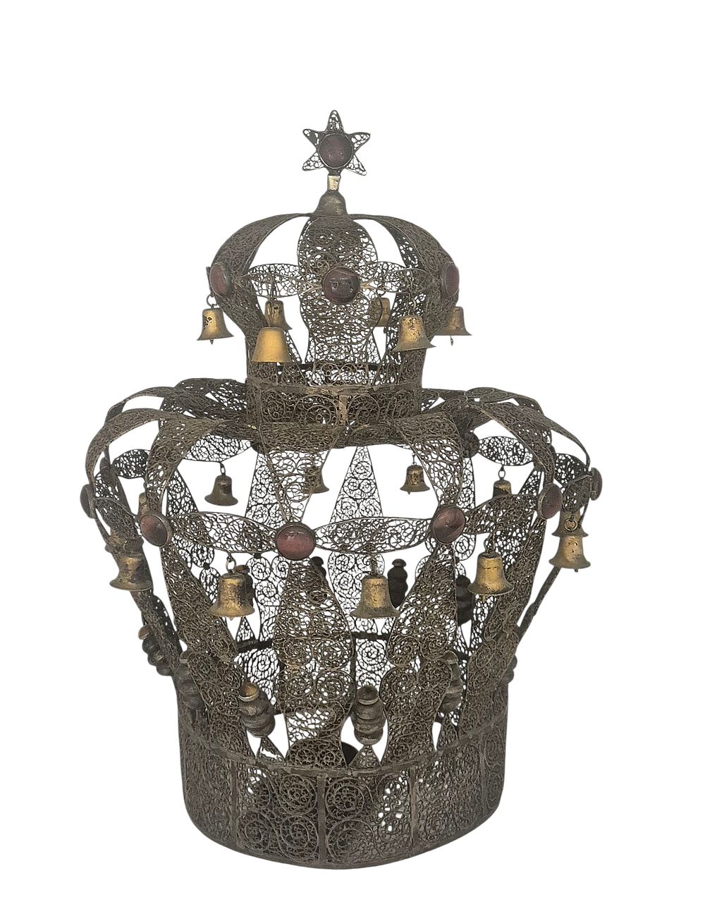 יודאיקה נדירה! כתר לספר תורה - מוזיאלי על פי העיצוב מתאים לגליציה, בתחילת המאה ה-19. 
עבודת 