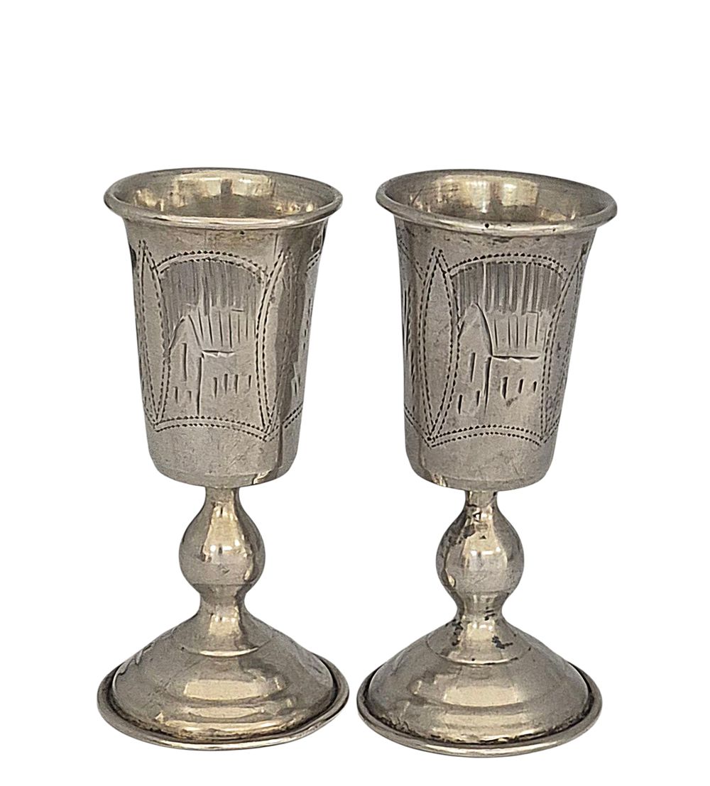 זוג גביעי קידוש על רגל, עשויות כסף 84 אימפריאלי רוסי, חתום . מעוטר עיירה יהודית בעבודת שטיכל+ 
