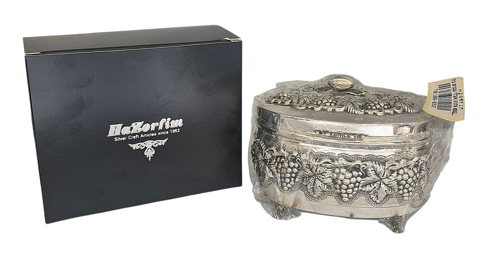 HAZORFIM/ הצורפים - קופסת אתרוג כסף סטרלינג 925, מעוטרת תבליטי גפנים נתונה על רביעיית רגליים 