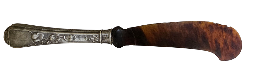 *נדיר - Art Nouveau - סכין למריחת חמאה אוסטרו הונגרי עתיק 1867, מעוטר חבצלות וקו שליפת השוט. 