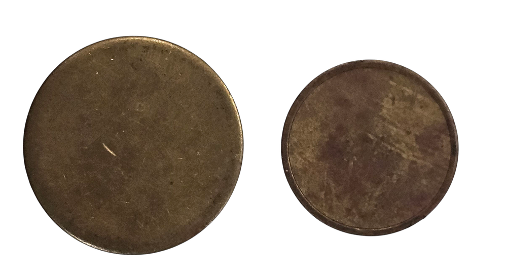 זוג גלמי מטבעות, קוטר 19-25 מ"מ בהתאמה.