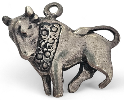 תליון כסף 925 , בצורת מזל שור. 
מתאים גם לצמידי צ'ארם. 
משקל ומידות: 1.67 גרם; 