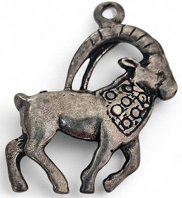 תליון כסף 925 , בצורת מזל גדי. 
מתאים גם לצמידי צ'ארם. 
משקל ומידות: 