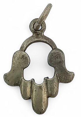 תליון כסף 925 , בצורת חמסה אמנותית. 
מתאים גם לצמידי צ'ארם. 
משקל ומידות: 1.2 