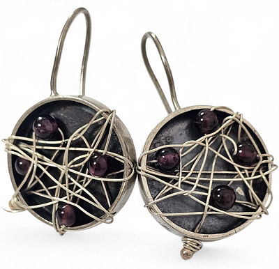 עגילי כסף , אמנותיים מעוטרים אבני גראנט. 
משקל ומידות: 6.5 גרם; אורך 27 מ"מ, רוחב 17 מ"מ. 