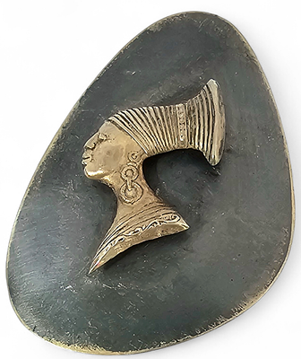 ישראלינה -סיכת כסף סטרלינג, מהממת מעוטרת דמות אפריקאית. 
משקל ומידות: 7 גרם; אורך 4.8 ס"מ 