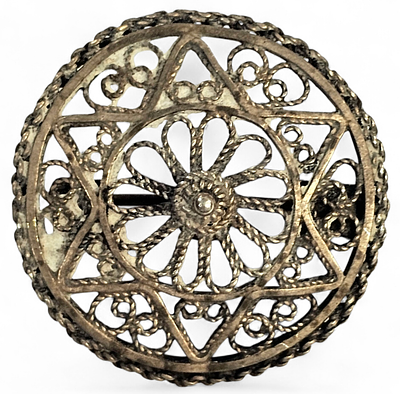 ישראלינה -סיכת כסף , עבודת פיליגרן בצורת מגן דוד. 
משקל ומידות: 27 גרם, 2.5 ס"מ קוטר. 