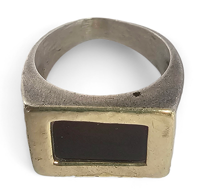 טבעת כסף מעוצבת במרכזה אבן גראנט. 
משקל ומידות: 8.2 גרם; 58 אירופאי, 8.5 אמריקאי.