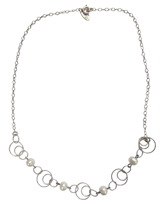 מגנוליה - שרשרת כסף 925, משובצת פנינים וחישוקי כסף . 
משקל ומידות: 4.9 גרם; אורך 42.5 ס"מ.