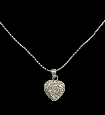 מגנוליה - שרשרת ותליון חתומים 925, במרכזה לב משובץ זירקונים. 
משקל ומידות: 3 גרם; אורך שרשרת 