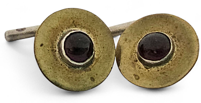 חפתים עגולים מפליז וכסף 925, משובץ אבן גרנט. 
משקל ומידות: 6.2 גרם; 1.7 ס"מ קוטר.